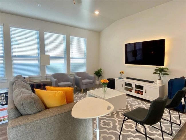 Photo - 15700 Apex Plaza