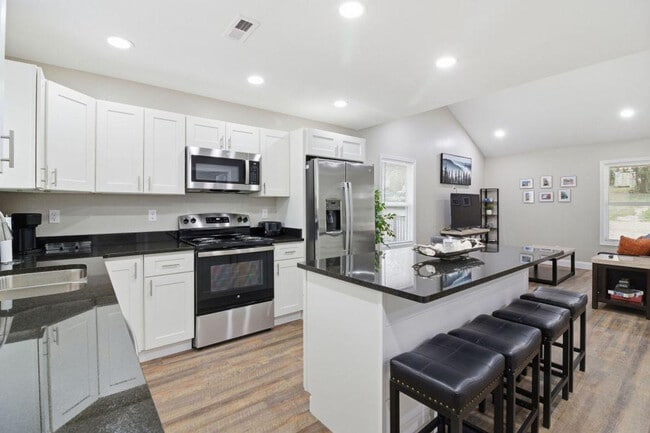 Photo - 810 Carson St Unit ID1331737P