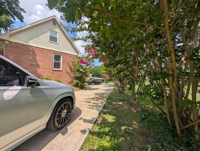 Photo - 2164 New England Pl