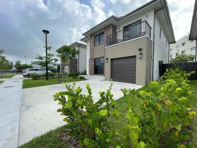 Photo - 302 NW 11th Ct