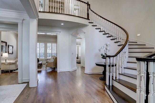 Photo - 127 E Bracebridge Cir
