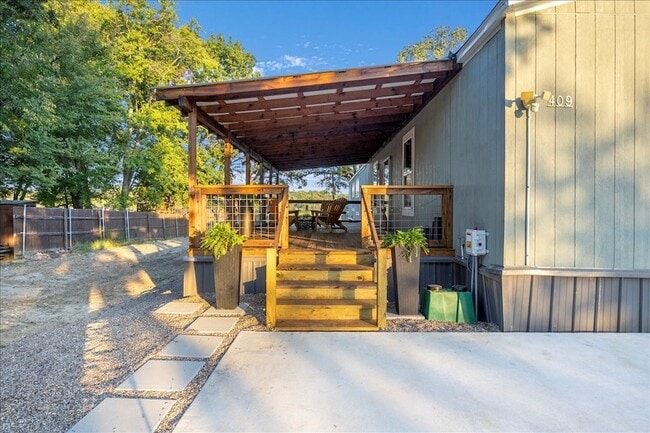 Photo - 409 Willow Dr