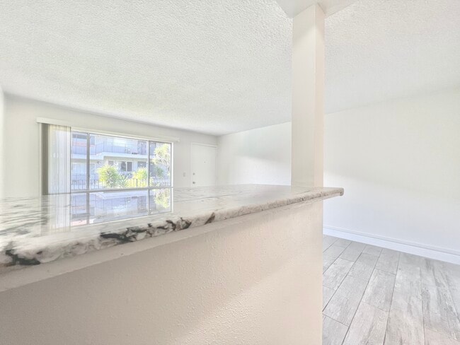 Photo - Lexington Courtyard