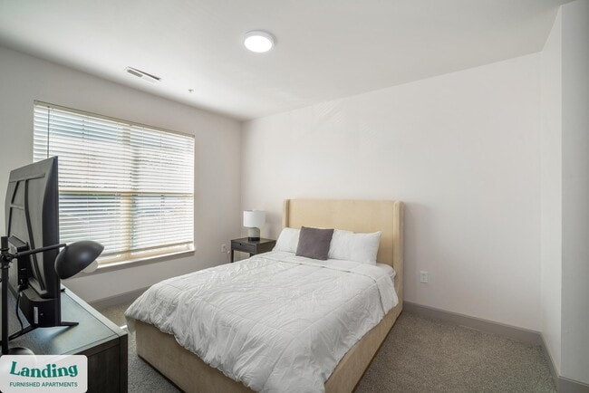 Building Photo - 3010 Eden Ave Unit A458