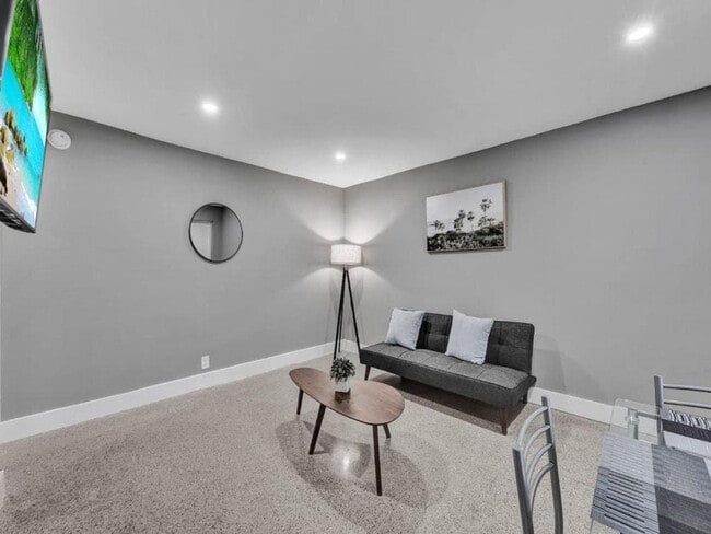 Building Photo - 906 N Riverside Dr Unit SI ID1504001P