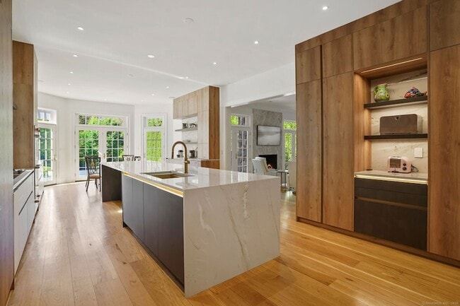 Photo - 355 Greens Farms Rd