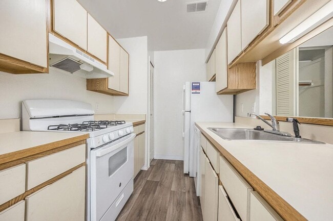 Photo - Hampton Lakes Apartments