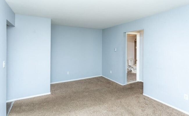 En Suite Bathroom - Kings Pointe Apartments - Warren, MI