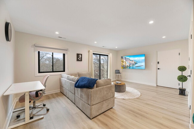 Building Photo - 7200 N Western Ave Unit SI ID1060169P