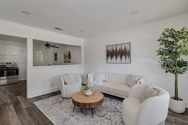 Photo - 541 NW Lorna St