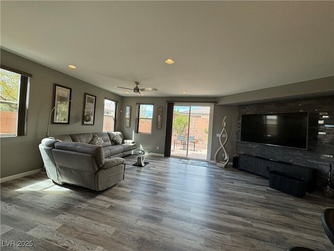 Photo - 745 Shiva St