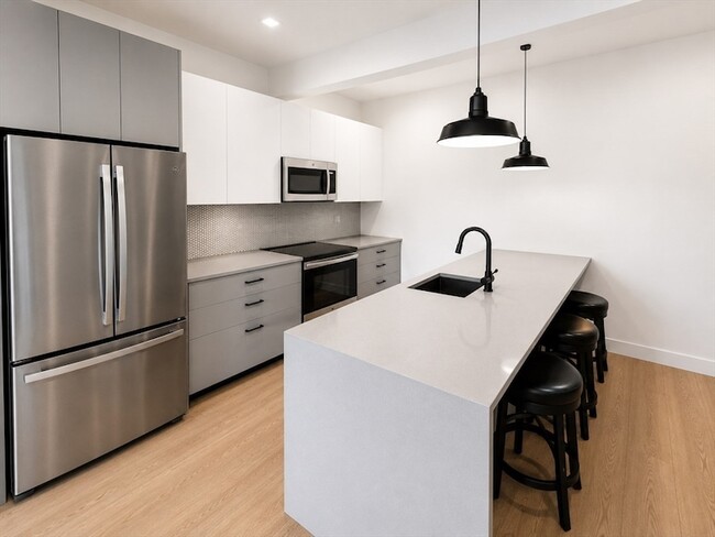 Building Photo - 217 Essex St Unit 402