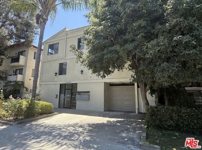 Building Photo - 13406 Moorpark St Unit 102