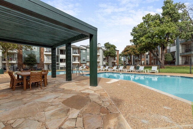 Building Photo - Bluff Creek