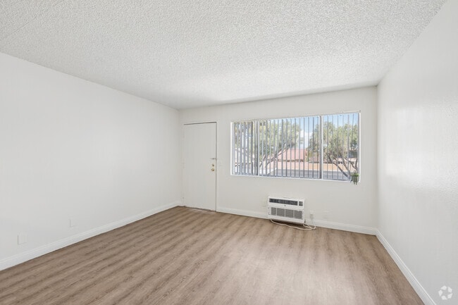 2BR, 2BA - 816SF - Living Room - Harmon Hills