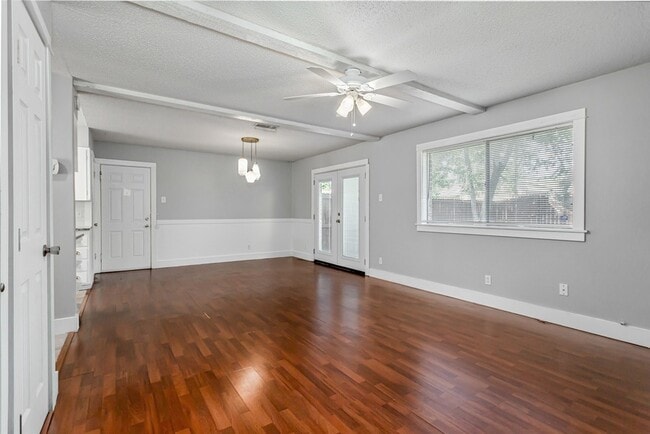 Photo - 2121 Travis Dr