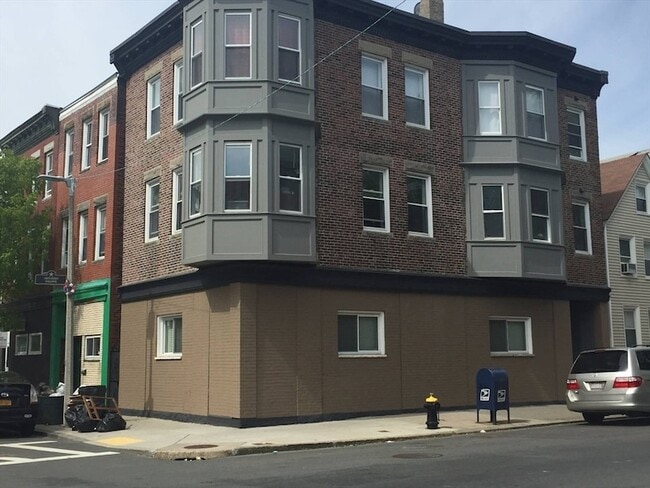 Building Photo - 241 Maverick St Unit 3