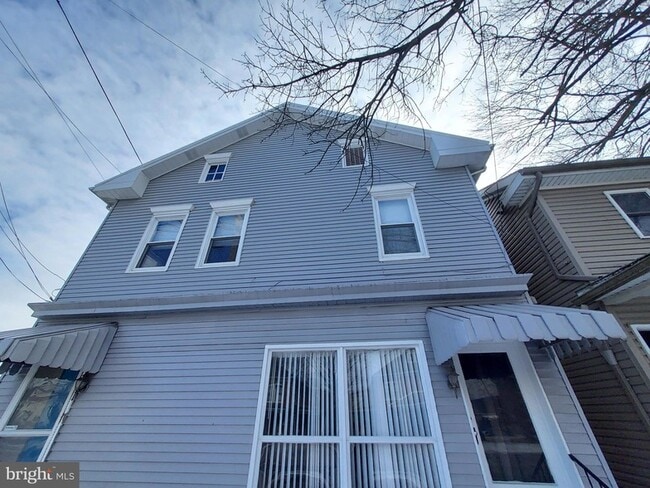 Photo - 213B Lincoln Way W