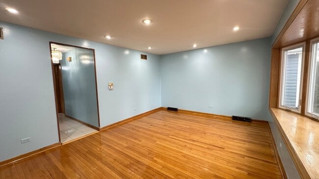 Photo - 4819 W Winnemac Ave