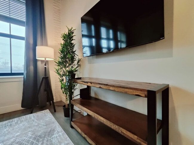 Building Photo - 212 W Roberts Ave Unit ID1289459P