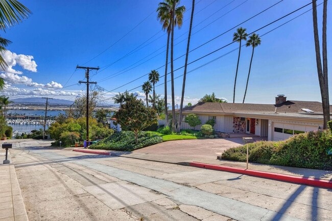 Photo - 3125 Qualtrough St