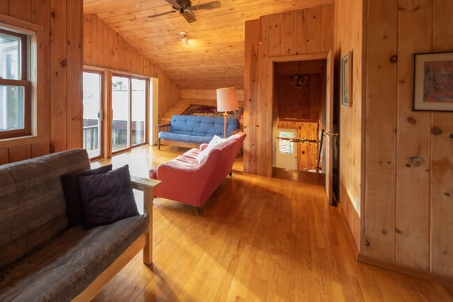 Building Photo - 4168 Lake Shore Dr Unit ID1376009P