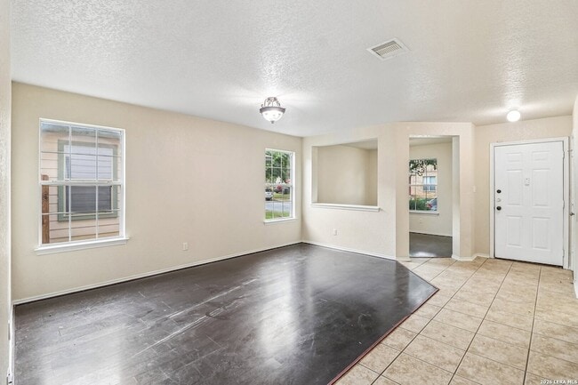 Photo - 407 Amberdale Oak