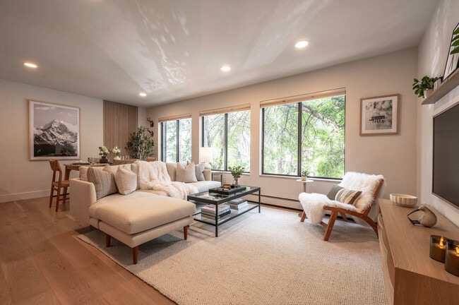 Building Photo - 725 E Main St Unit ID1241249P