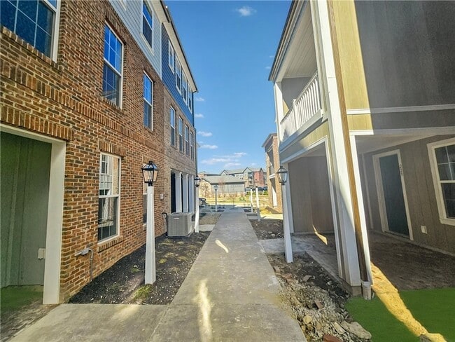 Photo - 305 Frederick Wy