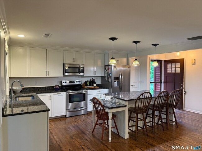 Photo - 139 Hollister Way N