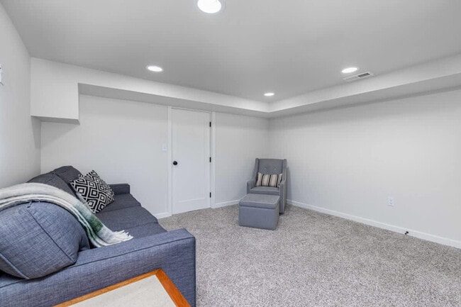 Building Photo - 3701 SW Henderson St Unit ID1299039P