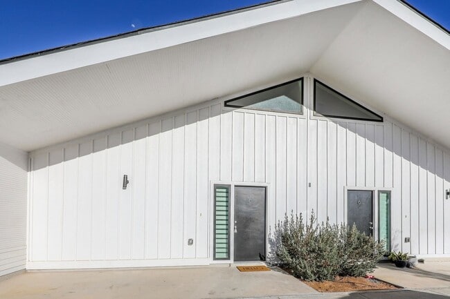 Building Photo - 3911 Casa Blanca Lake Rd