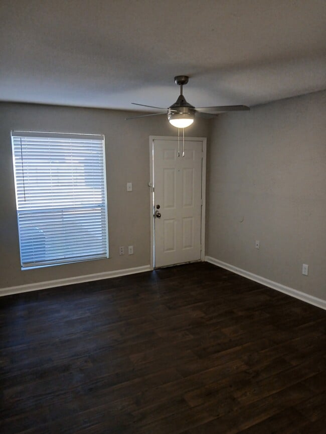 605 Sq. FT. 1x1 Livingroom - Spring Oaks Apartments