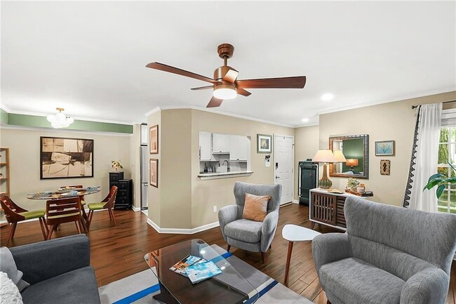 Photo - 404 McGill Pl NE