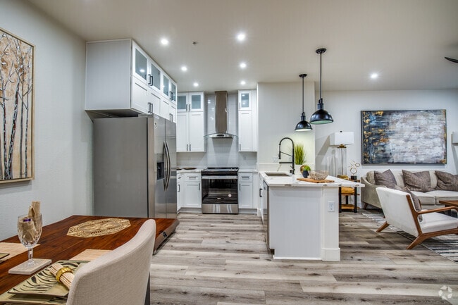 1 BR, 1 BA (B) - 898 SF - Maverick