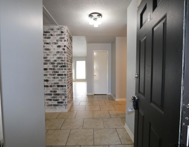 Photo - 963 Creekside Drive