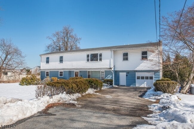 Building Photo - 10 Cardinal Ln