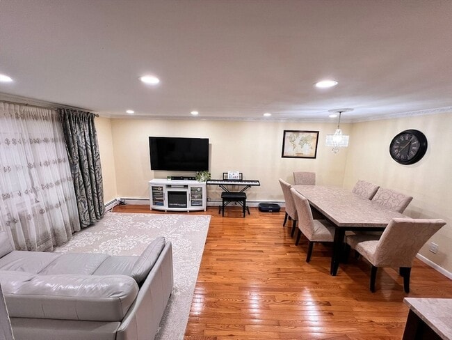 Building Photo - 108 Kingston St