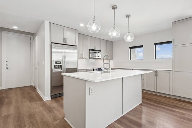 Building Photo - Parkside So7