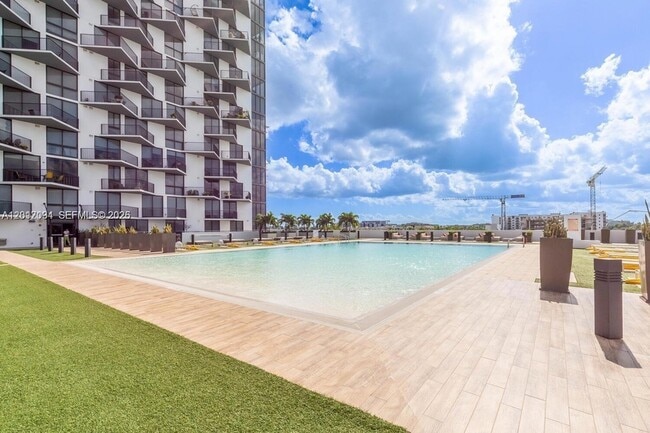 Building Photo - 5300 Paseo Blvd Unit 405