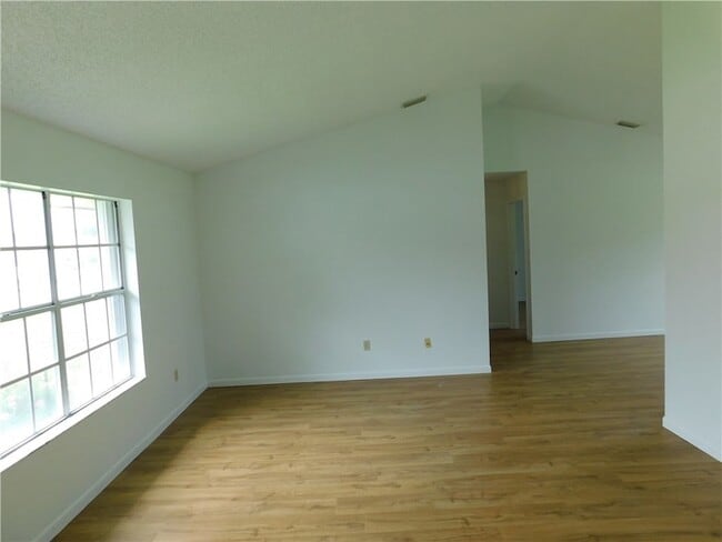 Photo - 873 Barber St