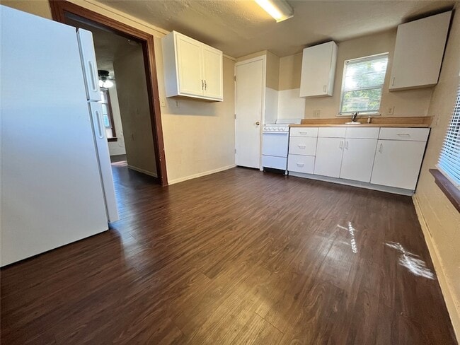Photo - 511 W Collins St