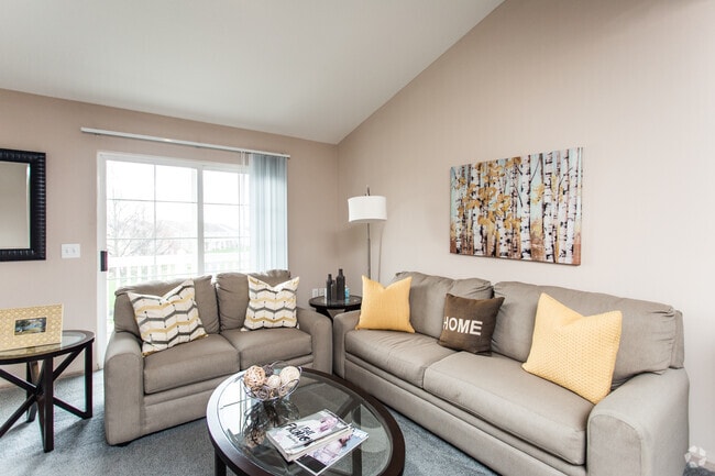 1BR, 1BA - 720 SF - Lakeshore (Up) - Glenchester Lakes