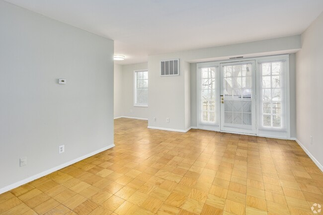 Photo - Finian's Court Apartments