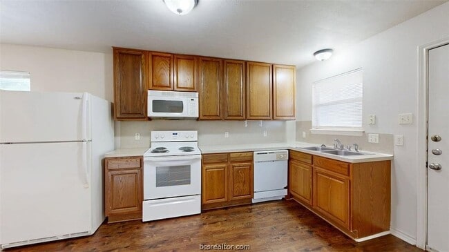 Photo - 1915 Pine Tree Dr Unit B