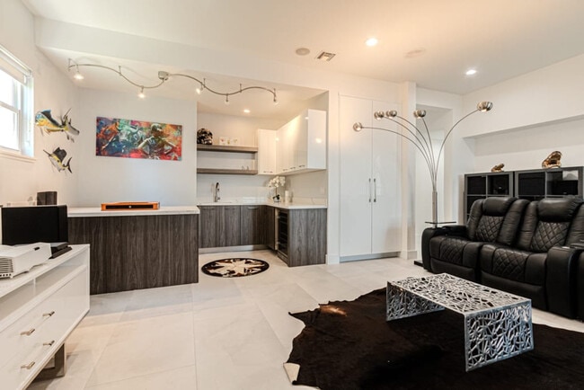 Building Photo - 2418 SE 28th St Unit ID1028869P