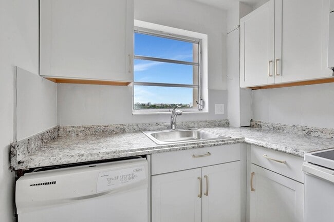 Photo - 2350 NE 14th Street Causeway Unit 611