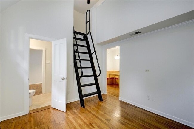 Building Photo - 1110 W 22nd St Unit 13