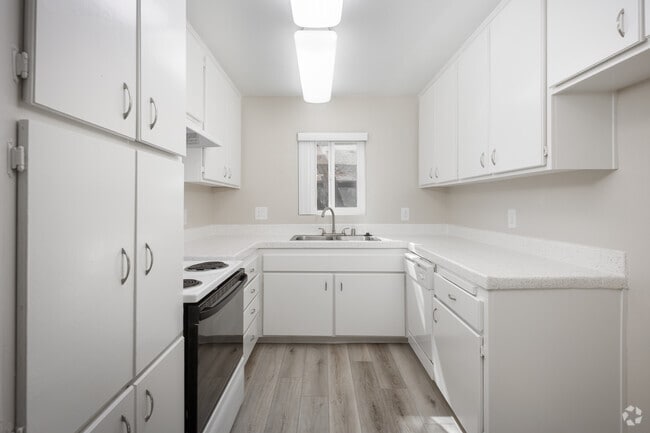 2BR, 1.5BA - 1052SF - Kitchen - Mango Tree