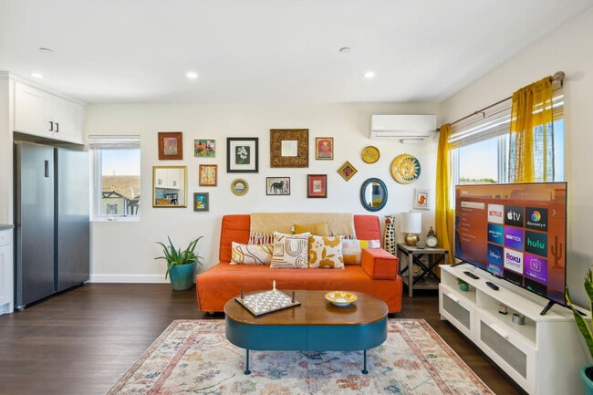 Building Photo - 721 E 22nd St Unit ID1283117P